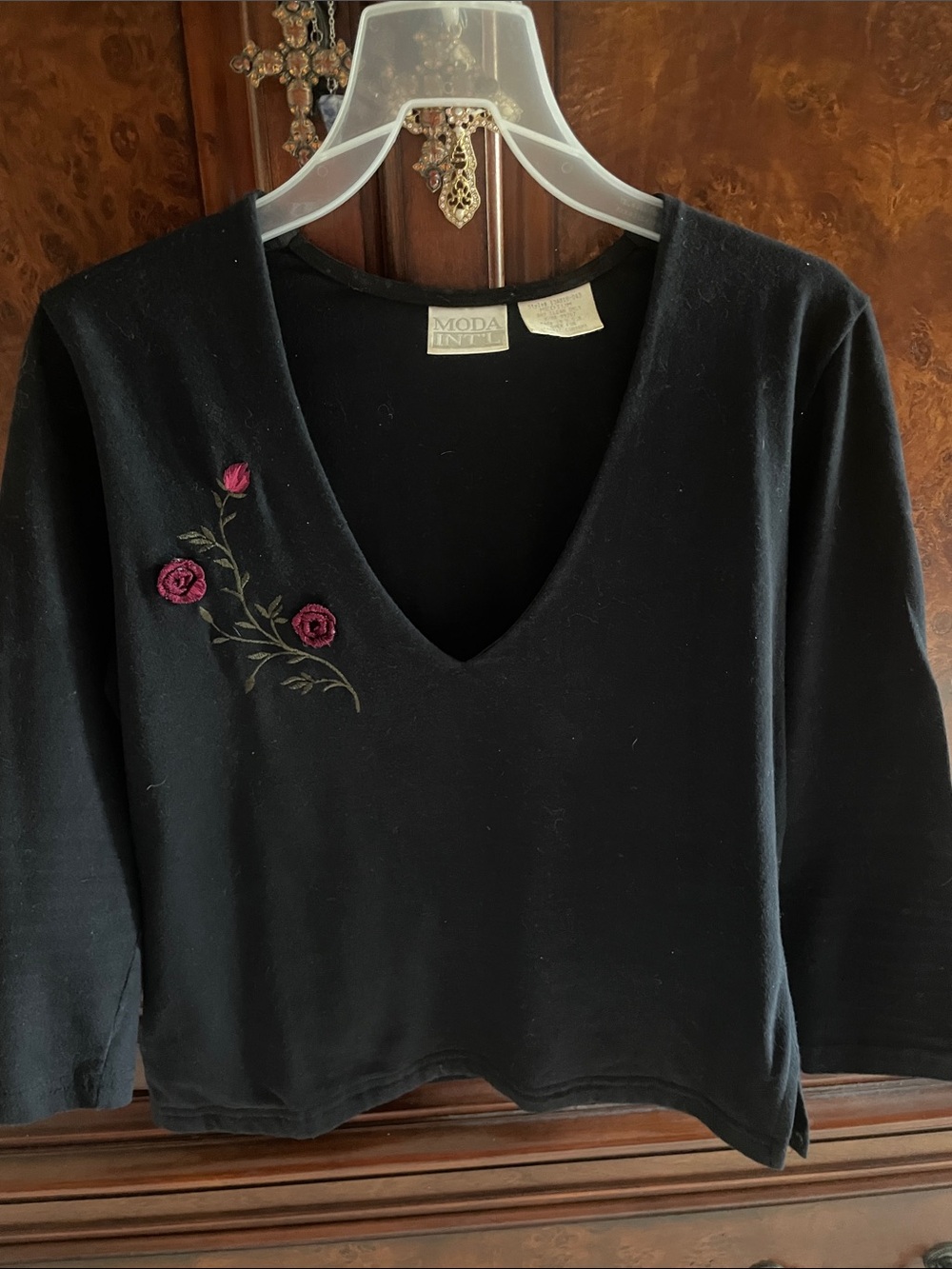 Moda Black V-Neck Sweatshirt with Embroidered Rose Accents